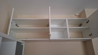 Mueble de pared blanco con cerradura
