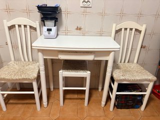 Mesa de cocina de madera blanca