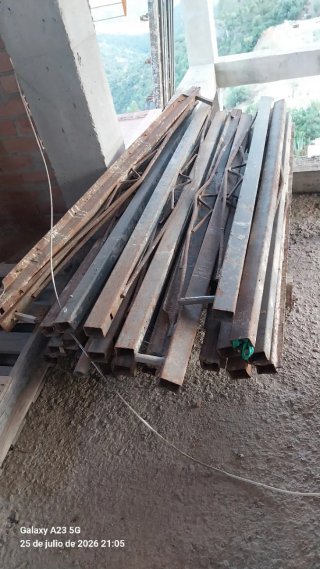 Material encofrado y chapas pilares