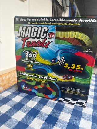 Magic Tracks Circuito 220 Piezas Fluorescentes