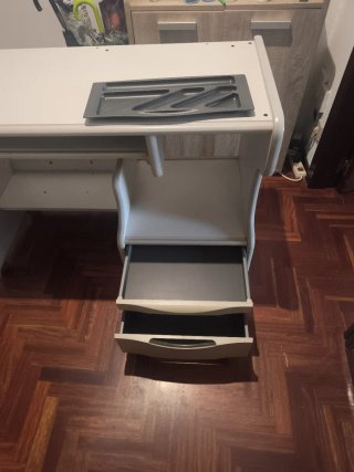 Mesa escritorio gris y blanca con ruedas