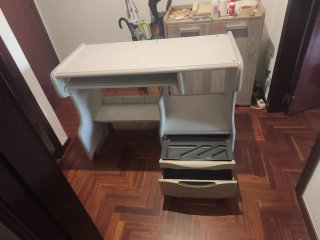 Mesa escritorio gris y blanca con ruedas