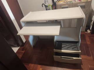 Mesa escritorio gris y blanca con ruedas