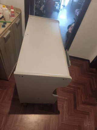 Mesa escritorio gris y blanca con ruedas