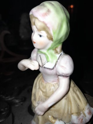 Figura chica con cisne porcelana