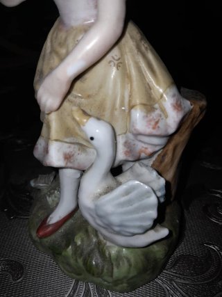 Figura chica con cisne porcelana