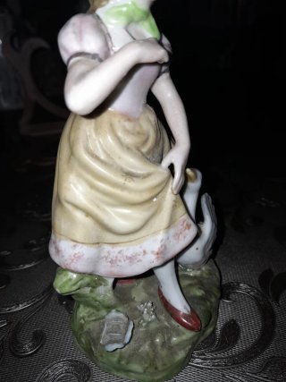 Figura chica con cisne porcelana