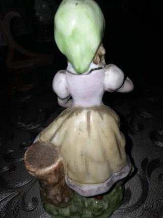 Figura chica con cisne porcelana