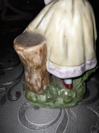 Figura chica con cisne porcelana
