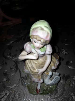 Figura chica con cisne porcelana