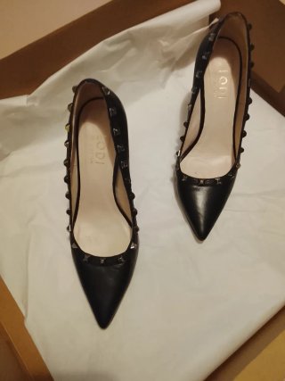 Zapatos LODI negros de piel con tachas. España
