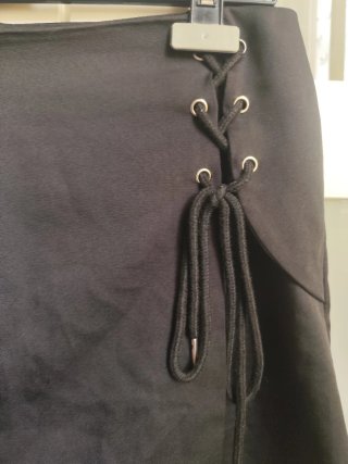Falda pantalón negra con cordones