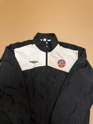 Chaqueta deportiva negra y blanca Umbro