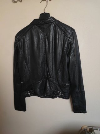 Cazadora Piel Negra Bershka. Talla "L".