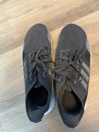 Zapatillas Adidas Negras y gris . N43 1/3