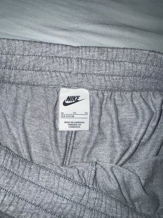 Pantalón corto Nike gris
