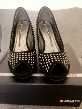 Zapatos de tacón negros Drastik con tachuelas