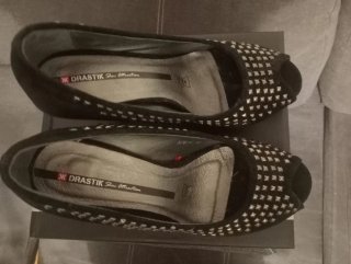 Zapatos de tacón negros Drastik con tachuelas