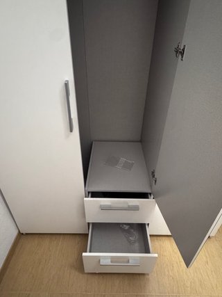 Armario blanco con espejo y cajonera.