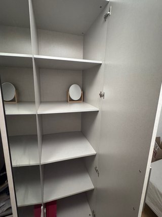 Armario blanco con espejo y cajonera.