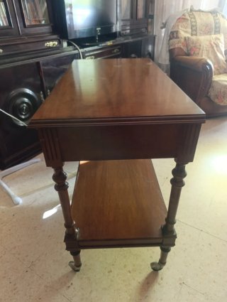 Mesa auxiliar de madera con cajones, en Valladolid