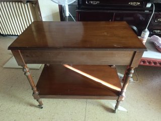 Mesa auxiliar de madera con cajones, en Valladolid