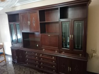 Mueble de madera con tapa de mármol