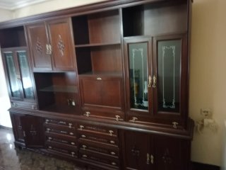 Mueble de madera con tapa de mármol