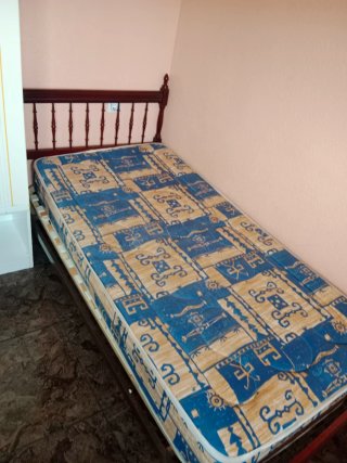 Mueble de madera con tapa de mármol