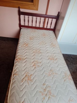 Mueble de madera con tapa de mármol