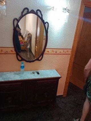 Mueble de madera con tapa de mármol