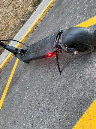Patinete eléctrico negro