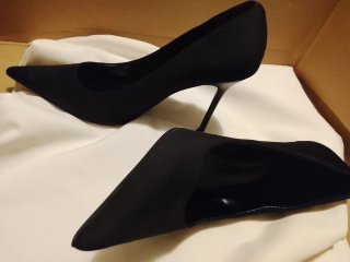 Zapatos de salón MANGO de raso satinado negro.