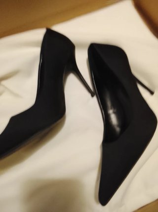 Zapatos de salón MANGO de raso satinado negro.