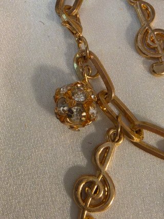 Bracciale dorato con ciondoli