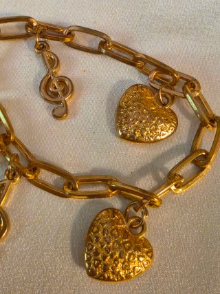 Bracciale dorato con ciondoli