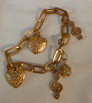 Bracciale dorato con ciondoli