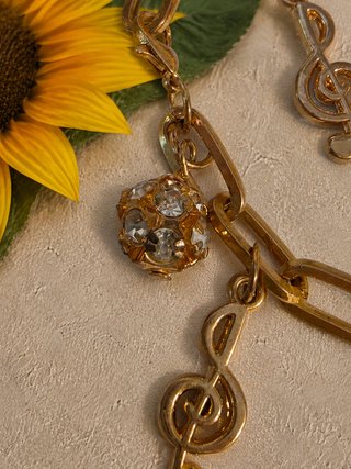 Bracciale dorato con ciondoli