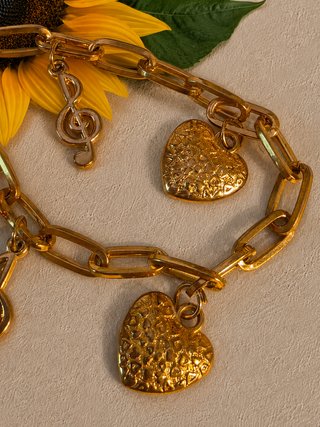 Bracciale dorato con ciondoli