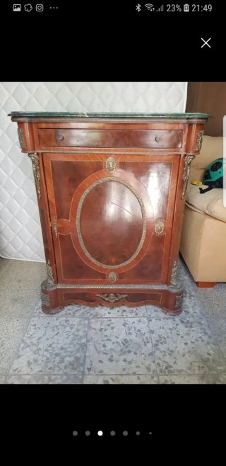 Aparador de madera con mármol