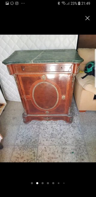 Aparador de madera con mármol