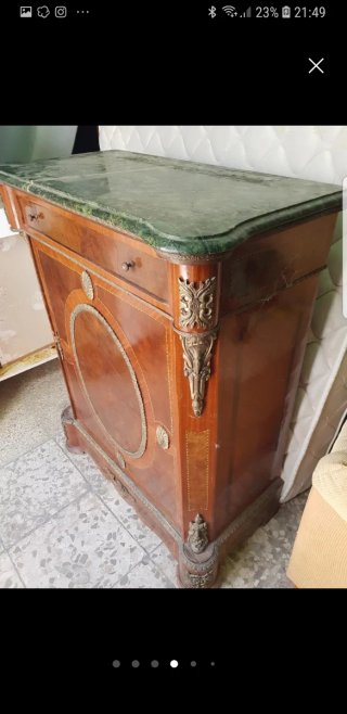 Aparador de madera con mármol
