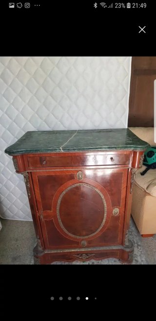 Aparador de madera con mármol