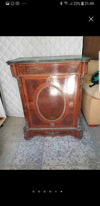 Aparador de madera con mármol
