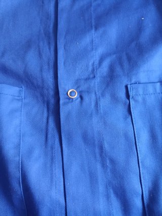 Bata azul de trabajo mecánico laboratorio