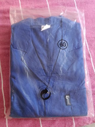Bata azul de trabajo mecánico laboratorio