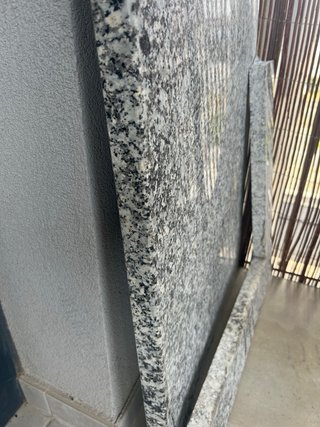 Placa de granito gris veteado
