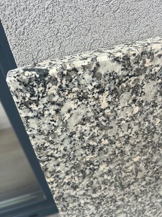 Placa de granito gris veteado
