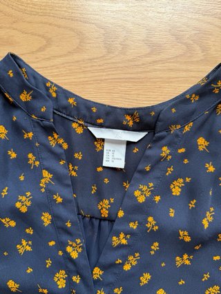 Blusa H&M floral azul y amarilla talla 44