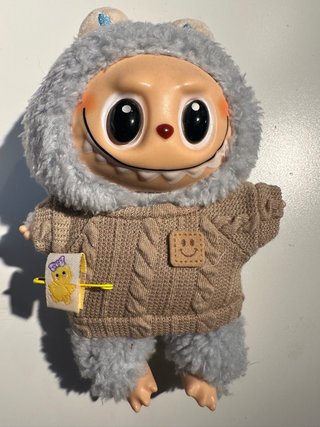Labubu peluche gris con suéter tejido